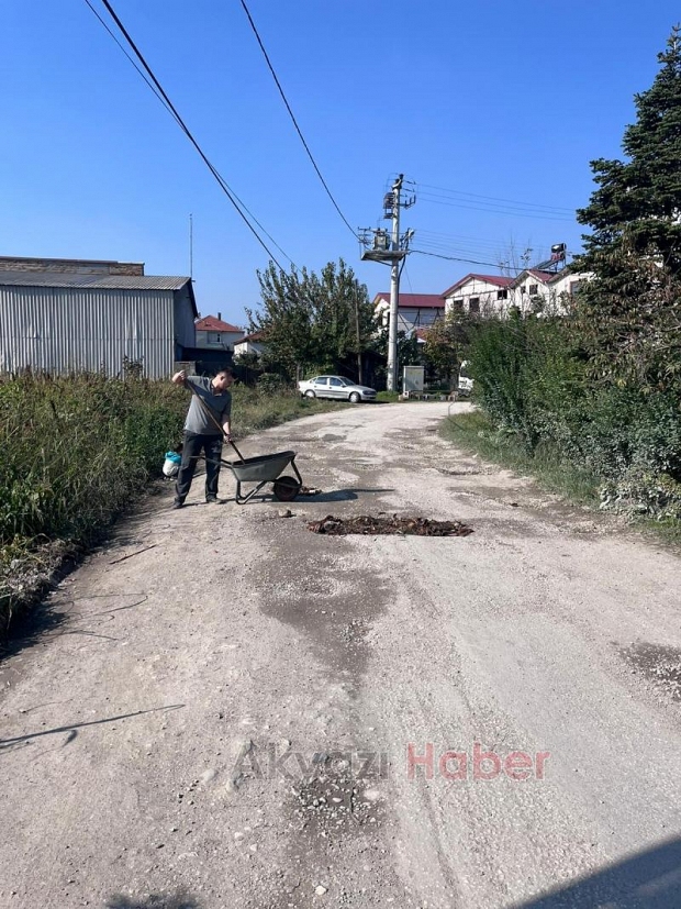 Vatandaş çareyi çukurları kendileri kapatmakla buldu