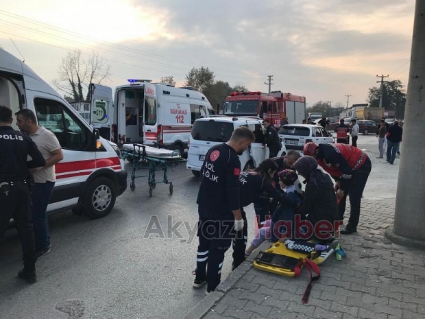 Cadde'de korkutan kaza kafa kafaya çarpıştılar 2 yaralı 