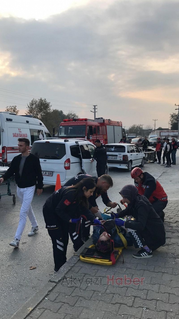 Cadde'de korkutan kaza kafa kafaya çarpıştılar 2 yaralı 