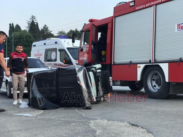 Cadde'de korkutan kaza kafa kafaya çarpıştılar 2 yaralı 