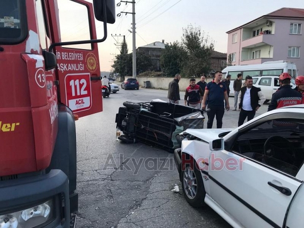 Cadde'de korkutan kaza kafa kafaya çarpıştılar 2 yaralı 