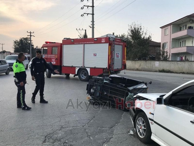 Cadde'de korkutan kaza kafa kafaya çarpıştılar 2 yaralı 