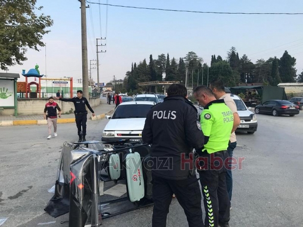 Cadde'de korkutan kaza kafa kafaya çarpıştılar 2 yaralı 