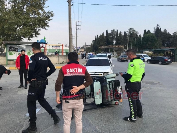 Cadde'de korkutan kaza kafa kafaya çarpıştılar 2 yaralı 