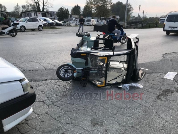 Cadde'de korkutan kaza kafa kafaya çarpıştılar 2 yaralı 