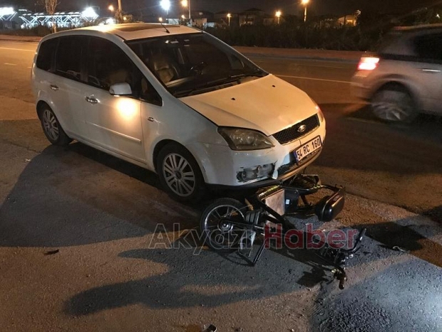 Otomobil ters yönden gelen elektrikli bisiklete çarptı