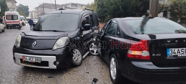 Akyazı'da kaza: 3 yaralı