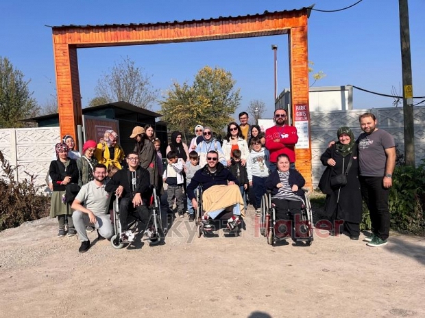 Akyazılı özel öğrenciler için hayvanat bahçesi gezisi
