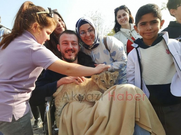 Akyazılı özel öğrenciler için hayvanat bahçesi gezisi