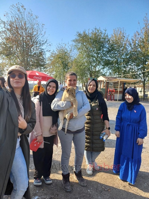 Akyazılı özel öğrenciler için hayvanat bahçesi gezisi