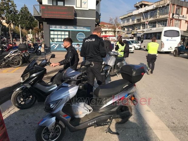 Cadde Üzerinde Motosiklet Denetimi: Polis Sıkı Takipte