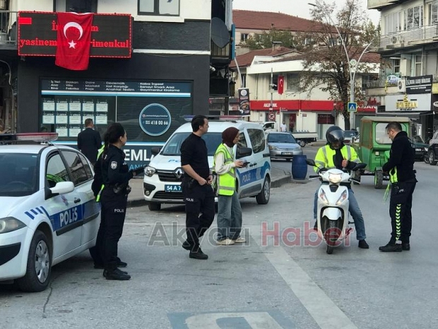 Cadde Üzerinde Motosiklet Denetimi: Polis Sıkı Takipte