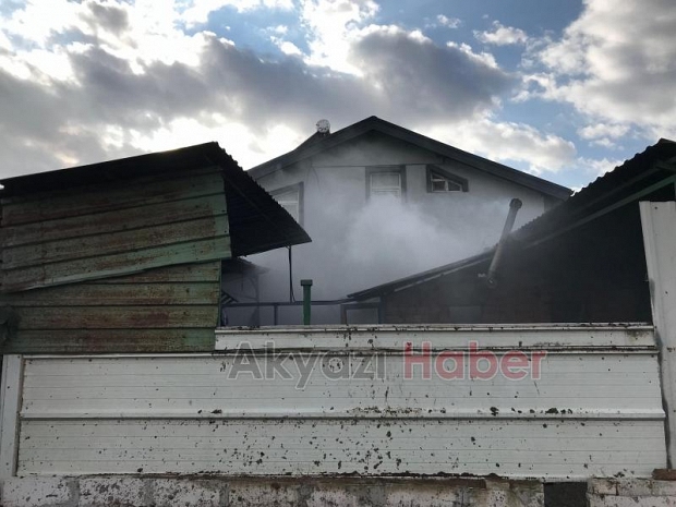 Odunluktaki kalorifer kazanı patladı