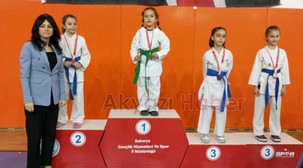 Akyazılı karateciler madalyaları topladı