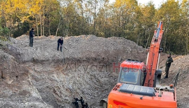 İş makinesi getirip ormanda define ararken yakalandılar