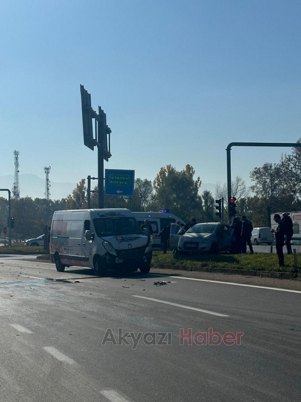 TEM kavşağında minibüs otomobile çarptı 2 yaralı