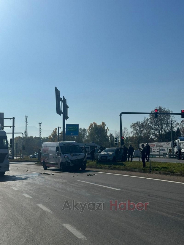 TEM kavşağında minibüs otomobile çarptı 2 yaralı