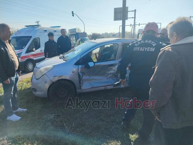 TEM kavşağında minibüs otomobile çarptı 2 yaralı