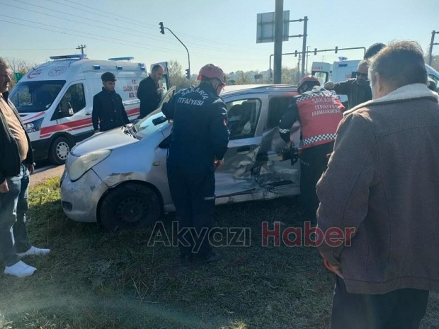 TEM kavşağında minibüs otomobile çarptı 2 yaralı