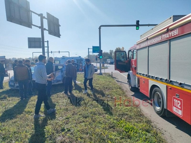 TEM kavşağında minibüs otomobile çarptı 2 yaralı