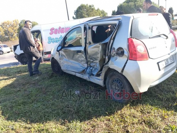 TEM kavşağında minibüs otomobile çarptı 2 yaralı