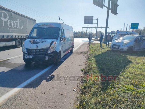 TEM kavşağında minibüs otomobile çarptı 2 yaralı