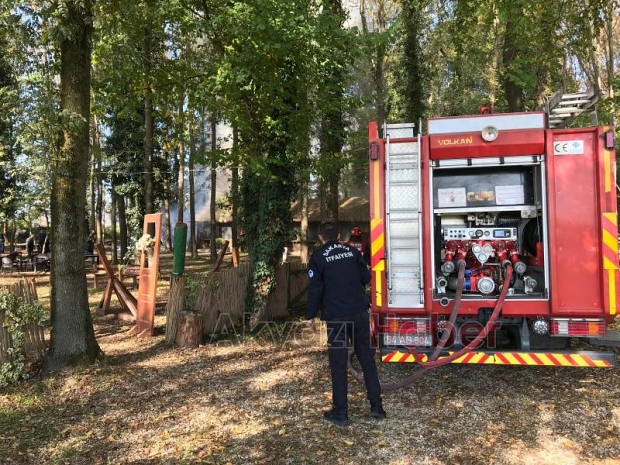 Akyazı'da ahşap tesis alev alev yandı