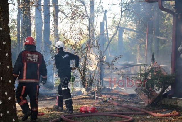 Akyazı'da ahşap tesis alev alev yandı