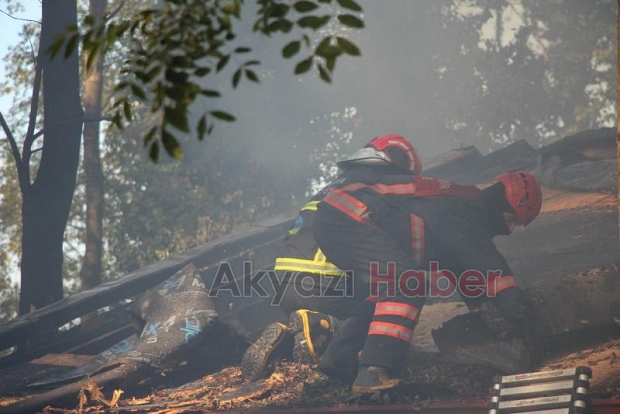 Akyazı'da ahşap tesis alev alev yandı