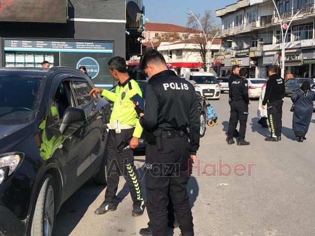 Trafik polislerinden cam filmi kontrolü