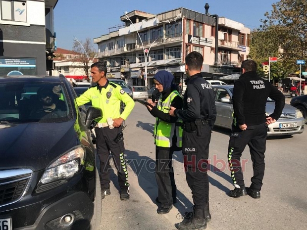 Trafik polislerinden cam filmi kontrolü