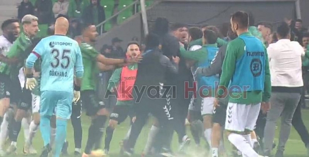 Sakaryaspor Kocaelispor maçında saha karıştı
