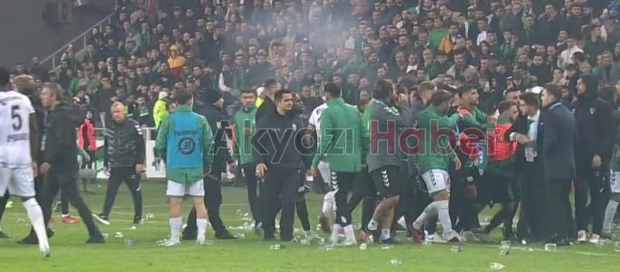 Sakaryaspor Kocaelispor maçında saha karıştı