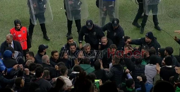 Sakaryaspor Kocaelispor maçında saha karıştı