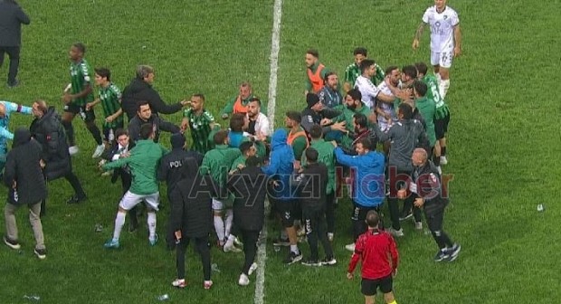 Sakaryaspor Kocaelispor maçında saha karıştı