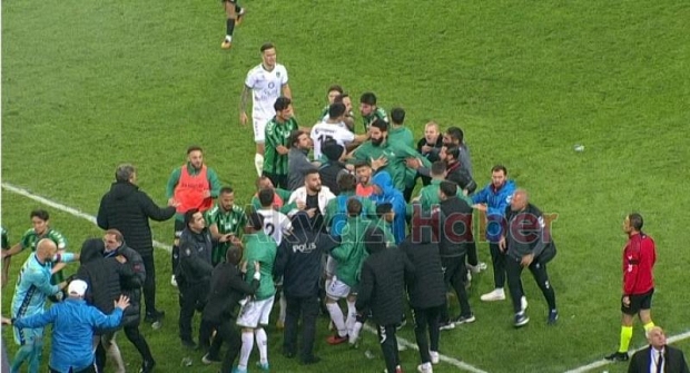 Sakaryaspor Kocaelispor maçında saha karıştı