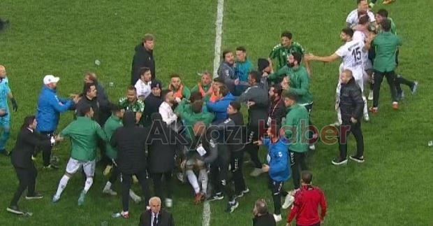 Sakaryaspor Kocaelispor maçında saha karıştı
