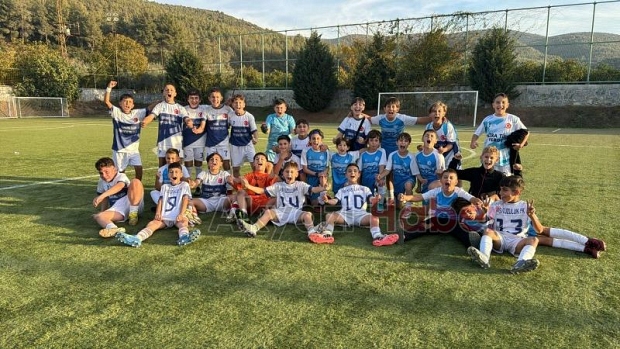 Askuzulukspor'un-12 ve U-14 takımları kupayı aldı
