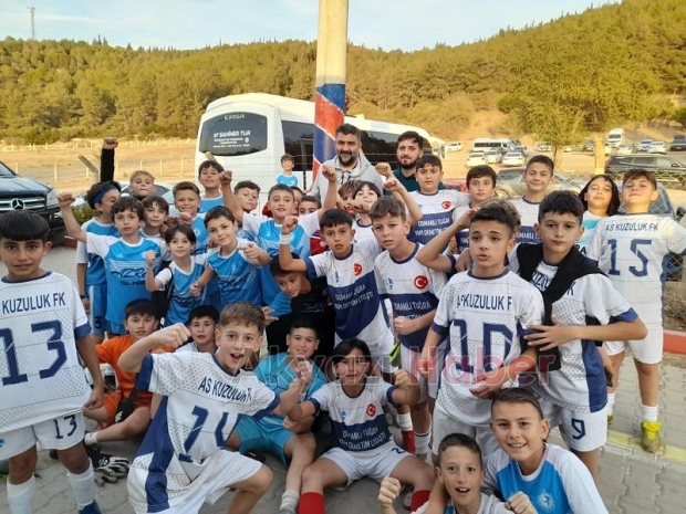 Askuzulukspor'un-12 ve U-14 takımları kupayı aldı