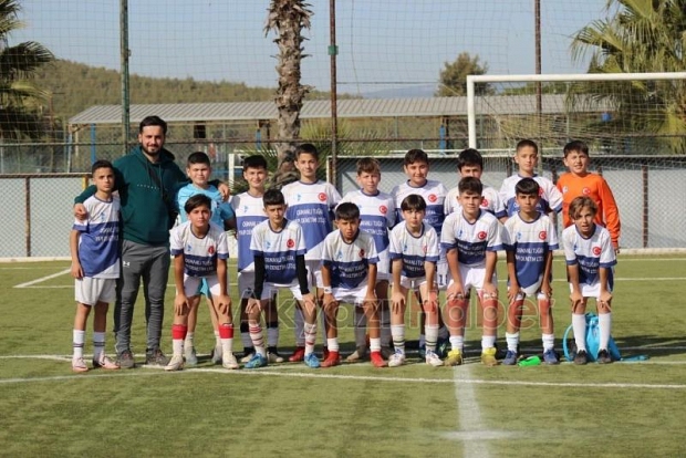 Askuzulukspor'un-12 ve U-14 takımları kupayı aldı