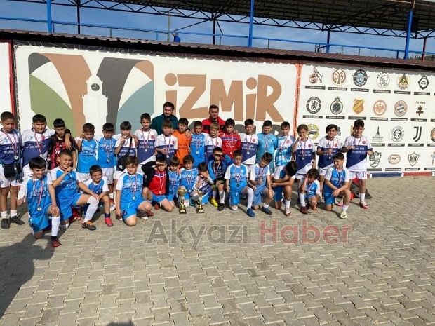 Askuzulukspor'un-12 ve U-14 takımları kupayı aldı
