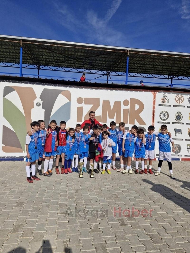 Askuzulukspor'un-12 ve U-14 takımları kupayı aldı