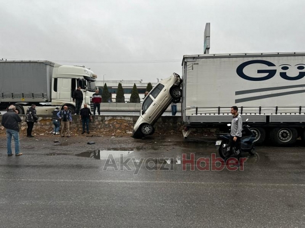 Otomobil tırda asılı kaldı