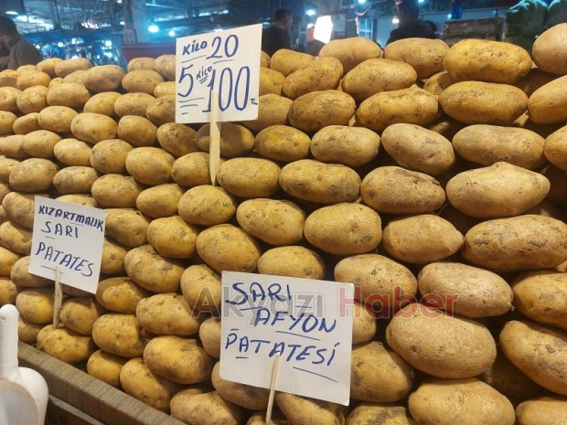 Akyazı pazarında sebze meyve fiyatları