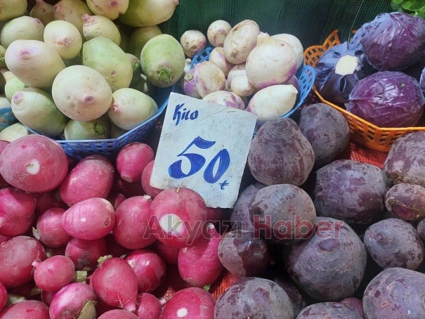 Akyazı pazarında sebze meyve fiyatları