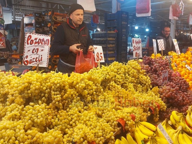 Akyazı pazarında sebze meyve fiyatları
