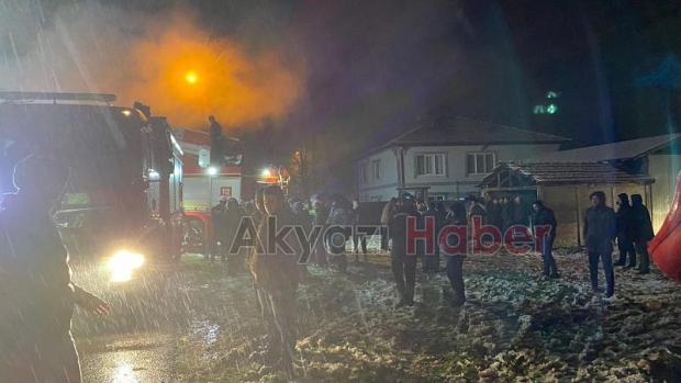 Akyazı da ev yangını