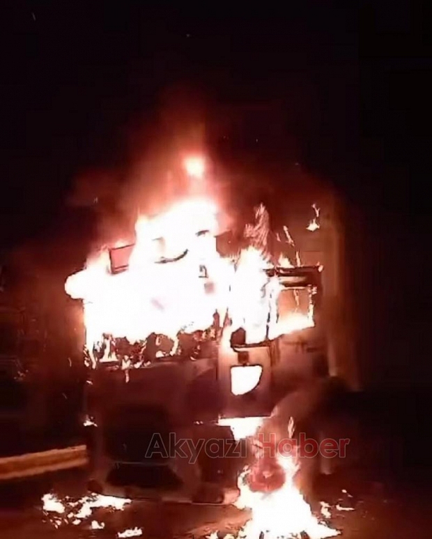 TEM Otoyolunda muz yüklü tır alev alev yandı.