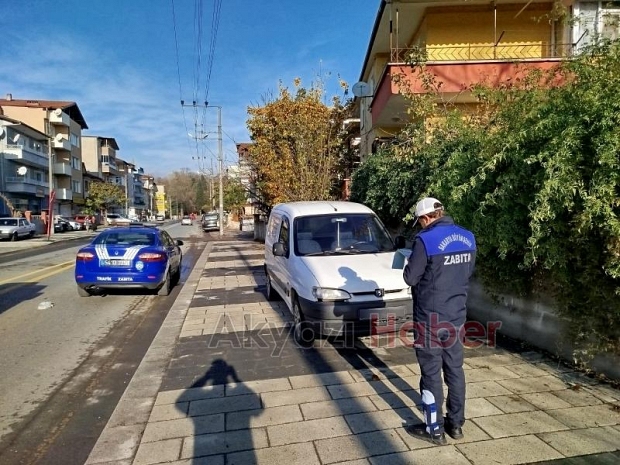 Zabıtadan kaldırımlara bırakılan araçlara denetim