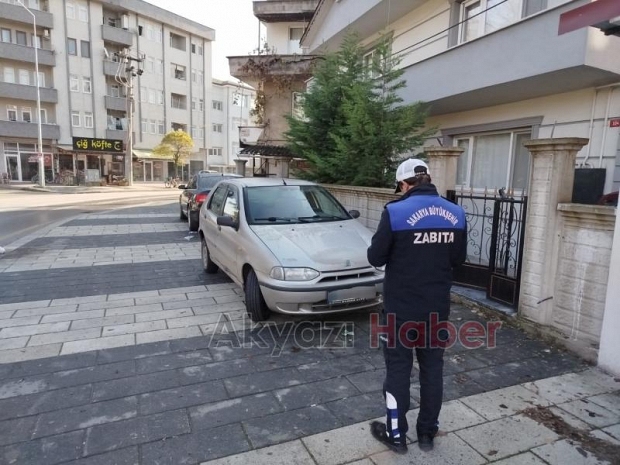 Zabıtadan kaldırımlara bırakılan araçlara denetim